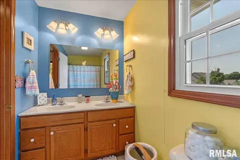Bath - 1405 Hosta St, Springfield, IL 62712 photo 3 of 4