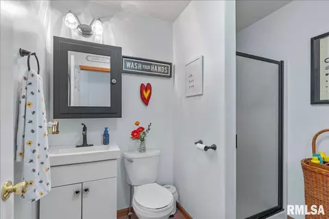 Bath - 1405 Hosta St, Springfield, IL 62712 photo 1 of 4