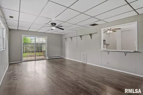 Living - 1712 Fairfield Dr, Springfield, IL 62702 photo 4 of 6