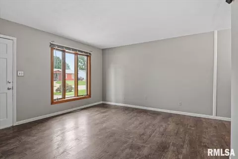 Living - 1712 Fairfield Dr, Springfield, IL 62702 photo 2 of 6