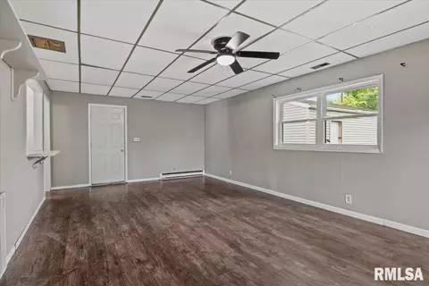 Living - 1712 Fairfield Dr, Springfield, IL 62702 photo 6 of 6