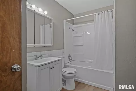 Bath - 1712 Fairfield Dr, Springfield, IL 62702 photo 1 of 1