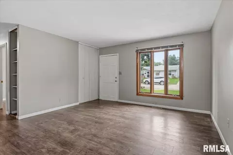 Living - 1712 Fairfield Dr, Springfield, IL 62702 photo 1 of 6