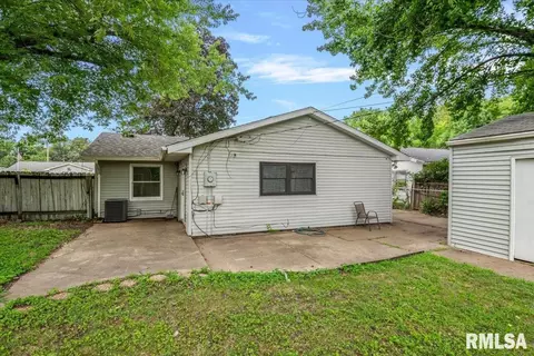 Exterior - 1712 Fairfield Dr, Springfield, IL 62702 photo 2 of 3
