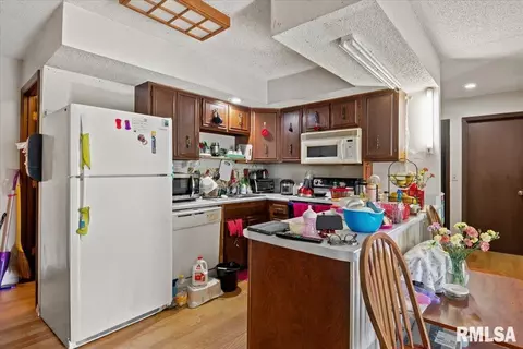 Kitchen - 3212-3214 Clarendon Dr, Springfield, IL 62704 photo 3 of 3