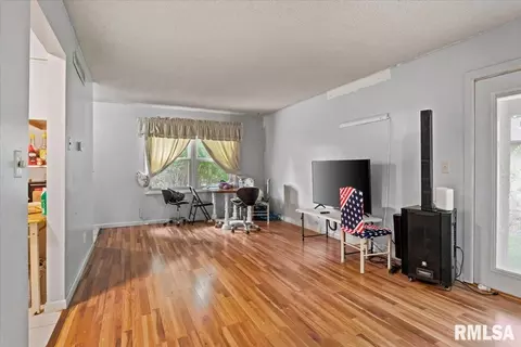 Living - 3212-3214 Clarendon Dr, Springfield, IL 62704 photo 2 of 3