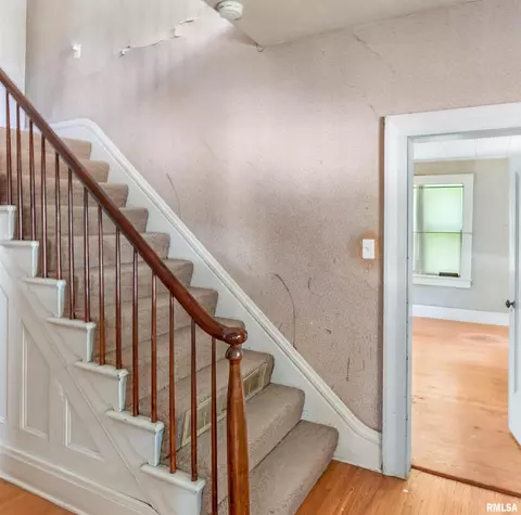 Entry Way - 727 E Jackson St, Macomb, IL 61455 photo 2 of 3