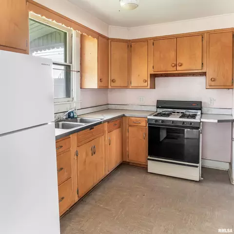 Kitchen - 727 E Jackson St, Macomb, IL 61455 photo 1 of 1