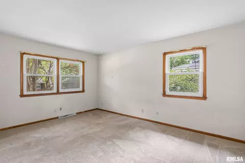 Bedroom - 2212 Fairway Dr, Springfield, IL 62704 photo 5 of 8