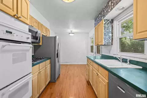 Kitchen - 2212 Fairway Dr, Springfield, IL 62704 photo 2 of 5