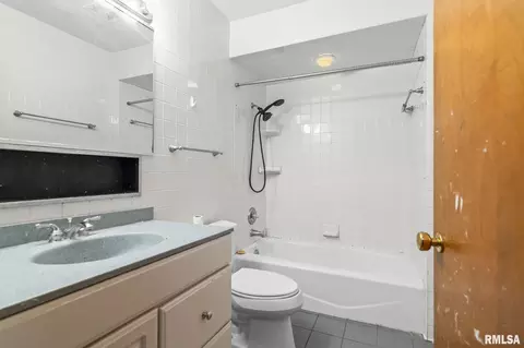 Bath - 2212 Fairway Dr, Springfield, IL 62704 photo 1 of 2