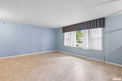 Living - 2212 Fairway Dr, Springfield, IL 62704 photo 2 of 9