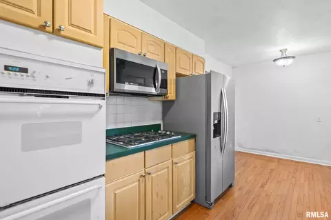 Kitchen - 2212 Fairway Dr, Springfield, IL 62704 photo 4 of 5
