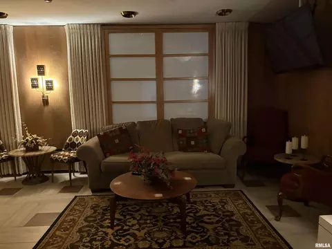 Living - 718 S 7th St, Springfield, IL 62703 photo 2 of 6