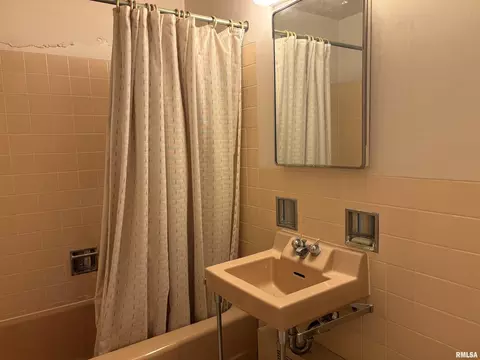 Bath - 718 S 7th St, Springfield, IL 62703 photo 1 of 1