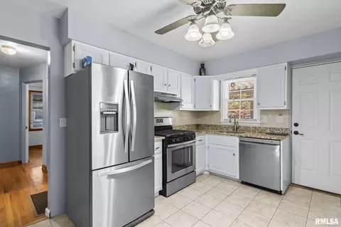 Kitchen - 3235 S 3rd St, Springfield, IL 62703 photo 2 of 3