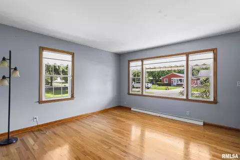 Living - 3235 S 3rd St, Springfield, IL 62703 photo 2 of 4