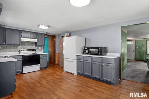 Kitchen - 452 Elder Ave, Palmyra, IL 62674 photo 2 of 3
