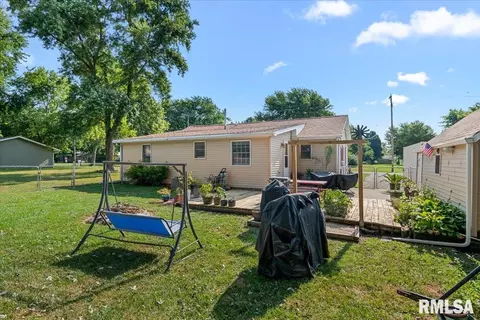Exterior - 452 Elder Ave, Palmyra, IL 62674 photo 5 of 11