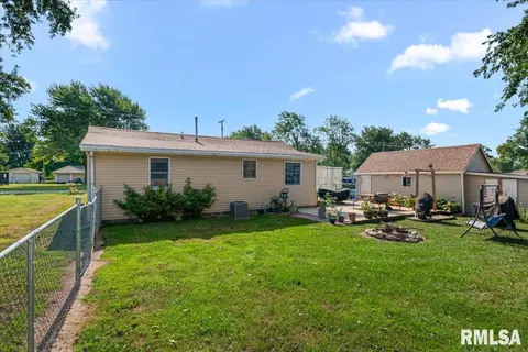 Exterior - 452 Elder Ave, Palmyra, IL 62674 photo 4 of 11
