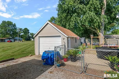 Exterior - 452 Elder Ave, Palmyra, IL 62674 photo 8 of 11