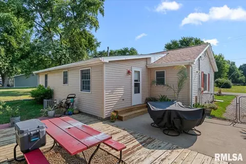 Exterior - 452 Elder Ave, Palmyra, IL 62674 photo 2 of 11
