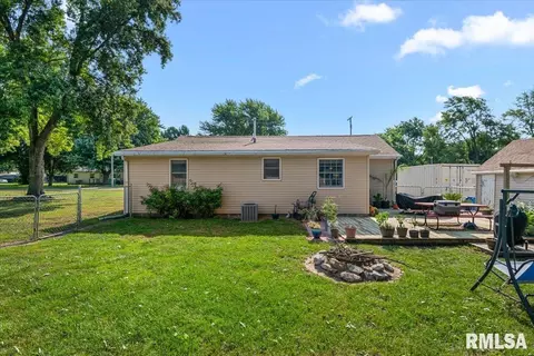 Exterior - 452 Elder Ave, Palmyra, IL 62674 photo 3 of 11