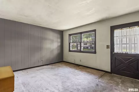 Living - 2505 Griffiths Ave, Springfield, IL 62702 photo 4 of 7