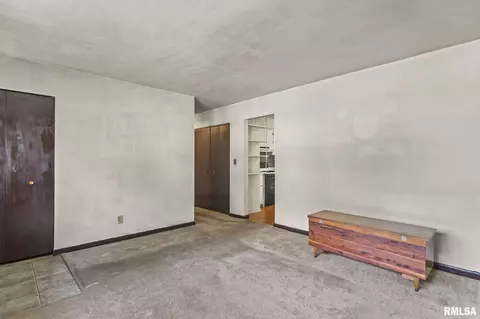 Living - 2505 Griffiths Ave, Springfield, IL 62702 photo 2 of 7