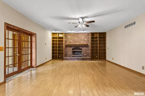 Living - 401 Colbrook Dr, Springfield, IL 62702 photo 1 of 7