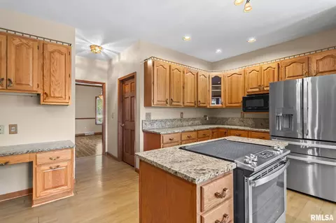 Kitchen - 401 Colbrook Dr, Springfield, IL 62702 photo 3 of 6