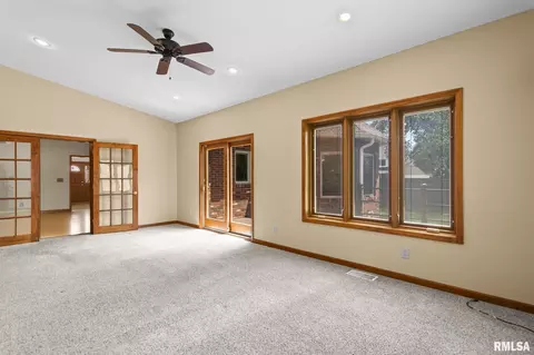 Living - 401 Colbrook Dr, Springfield, IL 62702 photo 6 of 7