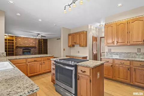 Kitchen - 401 Colbrook Dr, Springfield, IL 62702 photo 5 of 6
