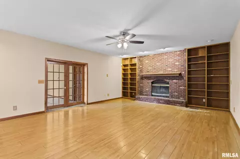 Living - 401 Colbrook Dr, Springfield, IL 62702 photo 3 of 7