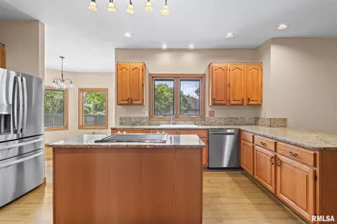 Kitchen - 401 Colbrook Dr, Springfield, IL 62702 photo 6 of 6