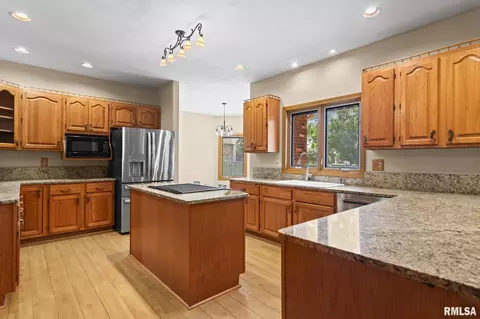 Kitchen - 401 Colbrook Dr, Springfield, IL 62702 photo 4 of 6