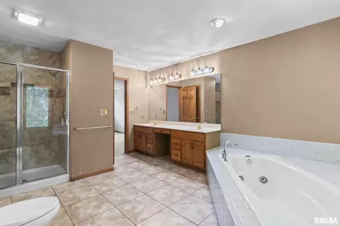 Bath - 401 Colbrook Dr, Springfield, IL 62702 photo 1 of 4
