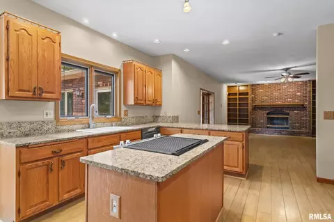 Kitchen - 401 Colbrook Dr, Springfield, IL 62702 photo 2 of 6