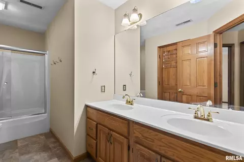 Bath - 401 Colbrook Dr, Springfield, IL 62702 photo 3 of 4