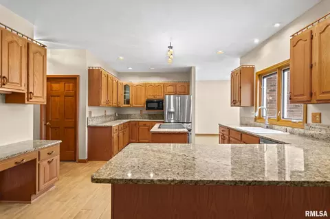 Kitchen - 401 Colbrook Dr, Springfield, IL 62702 photo 1 of 6