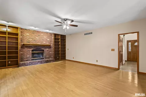 Living - 401 Colbrook Dr, Springfield, IL 62702 photo 2 of 7
