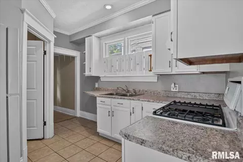 Entry Way - 861 S Park, Springfield, IL 62704 photo 4 of 8