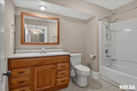 Bath - 861 S Park, Springfield, IL 62704 photo 1 of 3
