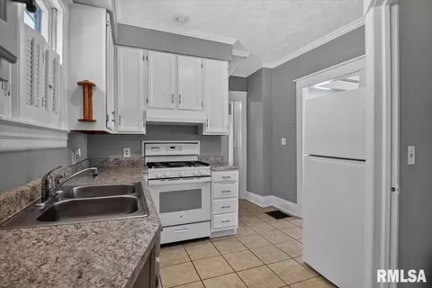 Kitchen - 861 S Park, Springfield, IL 62704 photo 1 of 1