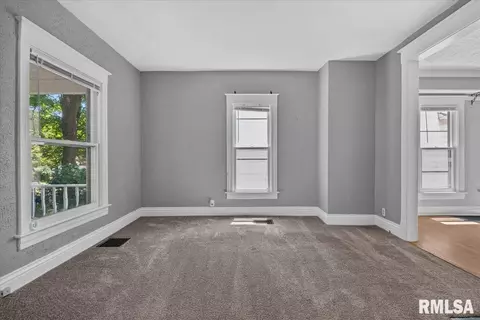 Living - 861 S Park, Springfield, IL 62704 photo 1 of 4