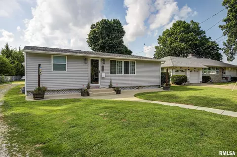 947 Hawley St, Taylorville, IL 62568