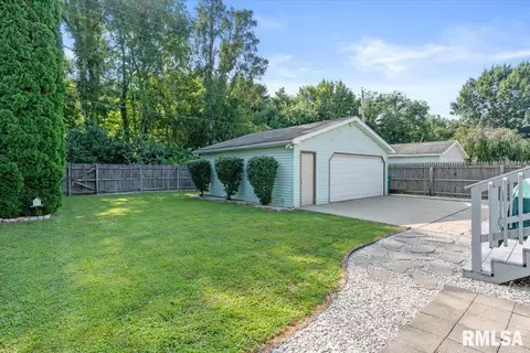 Exterior - 2016 Skipton Rd, Springfield, IL 62702 photo 8 of 12