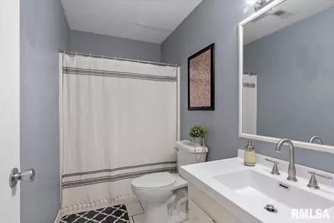 Bath - 2016 Skipton Rd, Springfield, IL 62702 photo 2 of 2