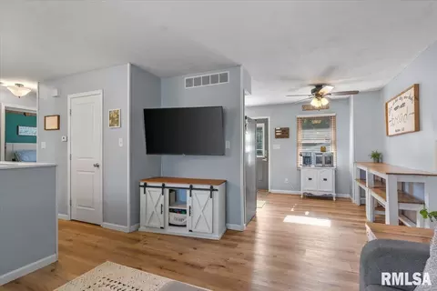 Entry Way - 2016 Skipton Rd, Springfield, IL 62702 photo 2 of 4