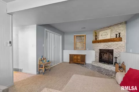 Living - 2016 Skipton Rd, Springfield, IL 62702 photo 2 of 2